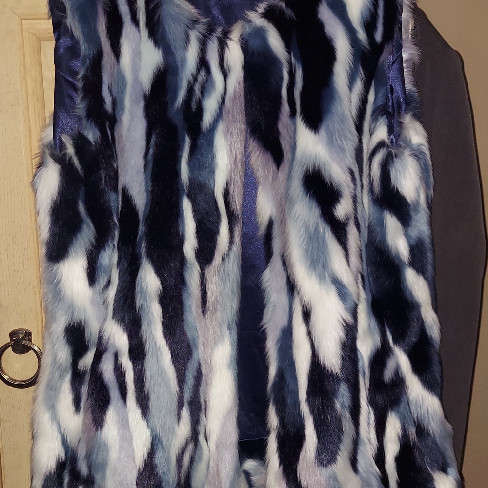Stylish Faux Fur Vest in Blue and White